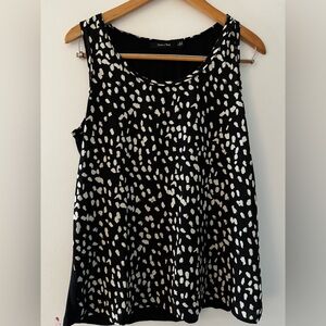 Doe & Rae Black and White Patterned Sleeveless Blouse